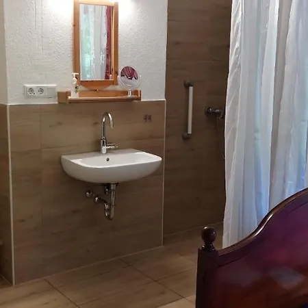 Apartment Eg-zimmer Mit Bad Und Terrasse