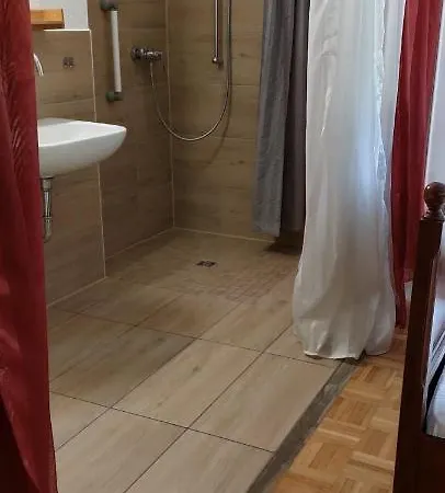 Eg-zimmer Mit Bad Und Terrasse Apartment